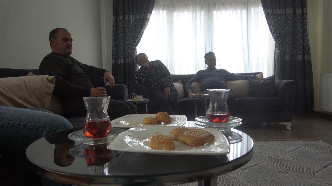 ’Evsizlik kötü’ diyen depremzede, bayramını ailesiyle TOKİ’deki yuvasında geçirdi
