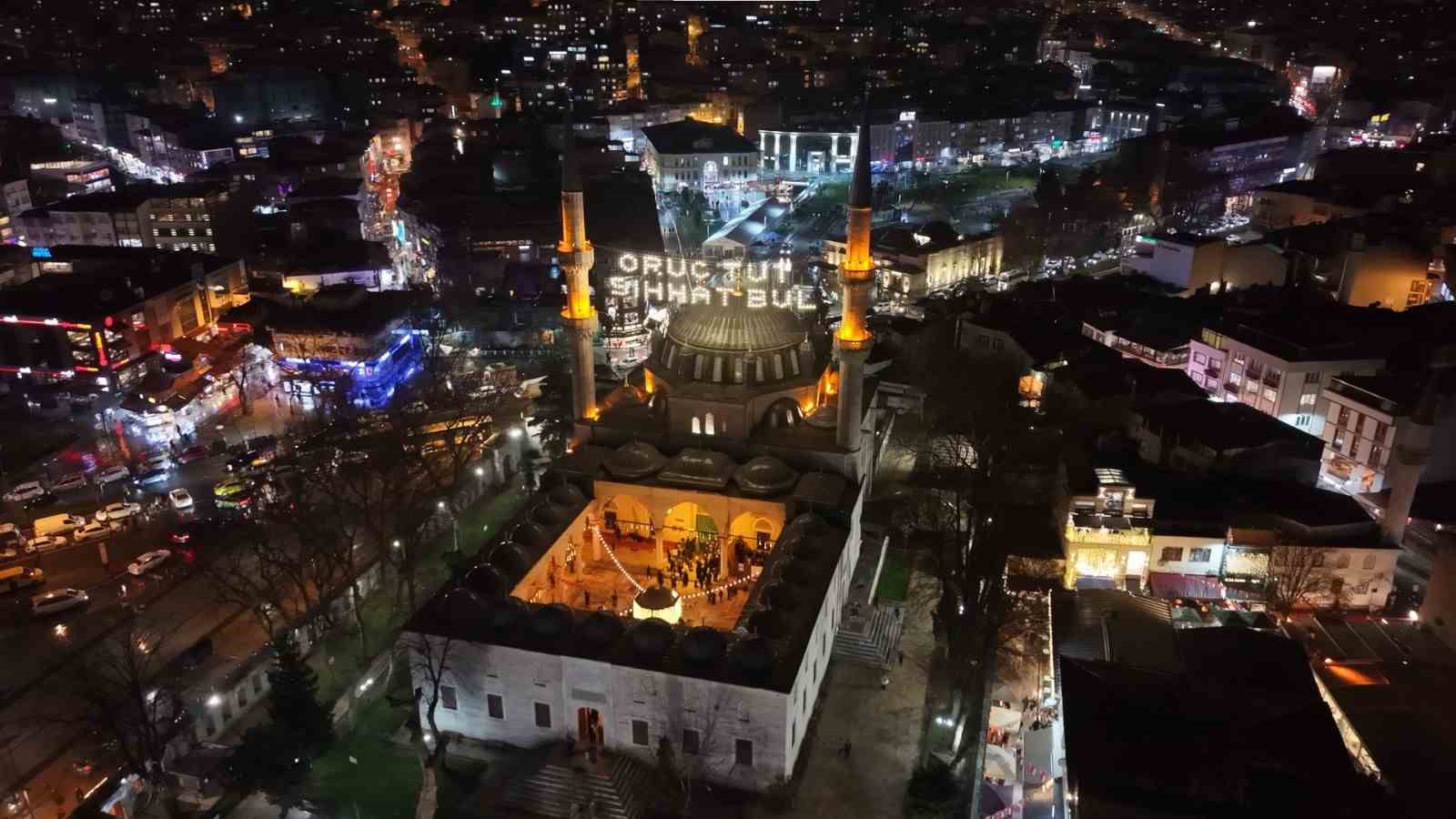 Eyüpsultan Camii’nde Ramazan ayının ilk teravih namazı eda edildi
