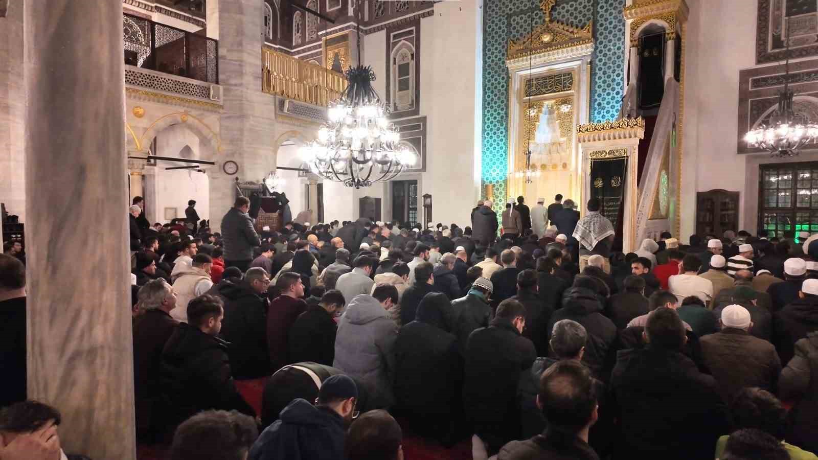 Eyüpsultan Camii’nde Ramazan ayının ilk teravih namazı eda edildi
