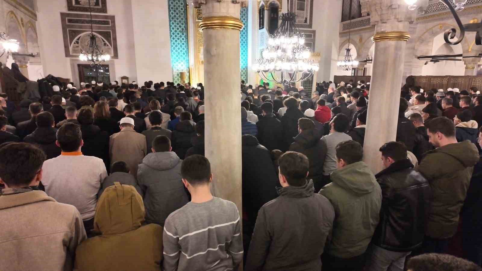 Eyüpsultan Camii’nde Ramazan ayının ilk teravih namazı eda edildi
