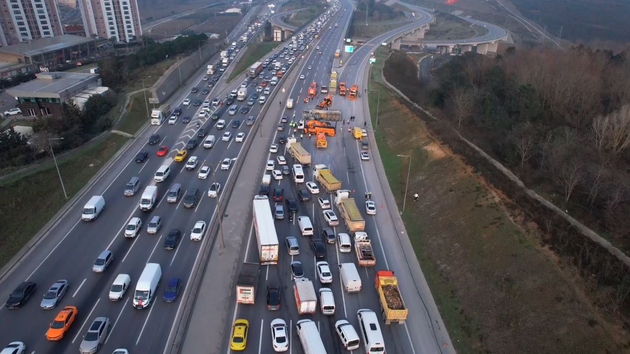 Eyüpsultan TEM’de zincirleme trafik kazası: Hafriyat kamyonu devrildi, iki araç bariyerlere çarptı
