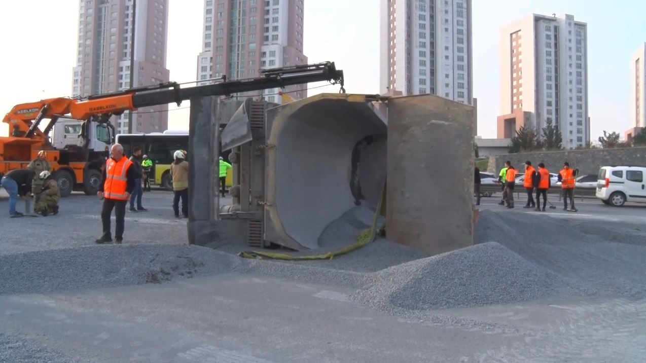 Eyüpsultan TEM’de zincirleme trafik kazası: Hafriyat kamyonu devrildi, iki araç bariyerlere çarptı
