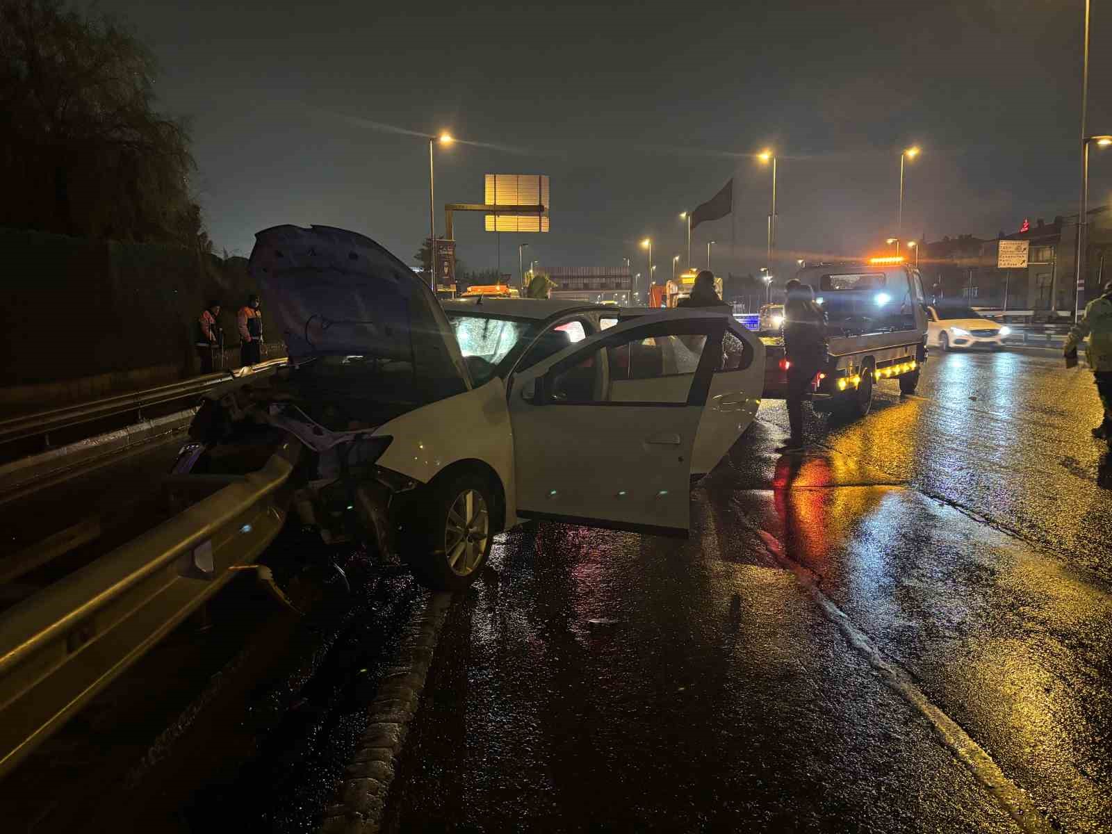 Eyüpsultan’da bir araç bariyerlere girdi: 3 kişi yaralandı

