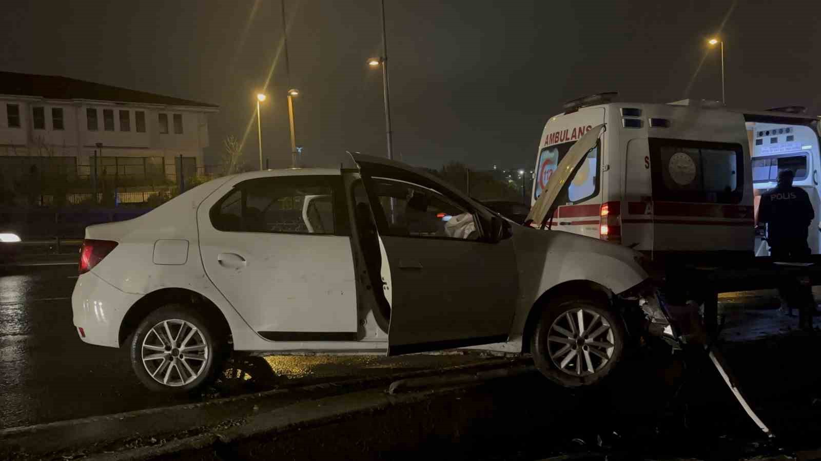 Eyüpsultan’da bir araç bariyerlere girdi: 3 kişi yaralandı
