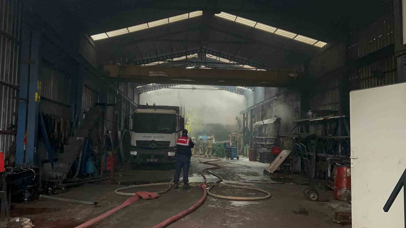 Eyüpsultan’da bulunan bir işyerinde henüz bilinmeyen bir nedenle yangın çıktı. Alevler iki iş yerine daha sıçradı. Olay yerine çok sayıda itfaiye ekibi sevk edildi.

