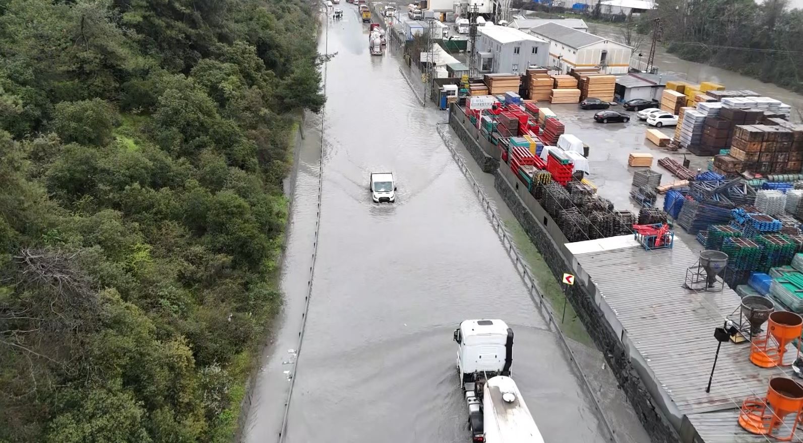 Eyüpsultan’da göle dönen yol havadan görüntülendi
