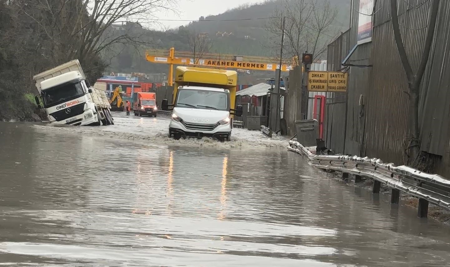 Eyüpsultan’da hafriyat kamyonu göle dönen yolda yan yattı
