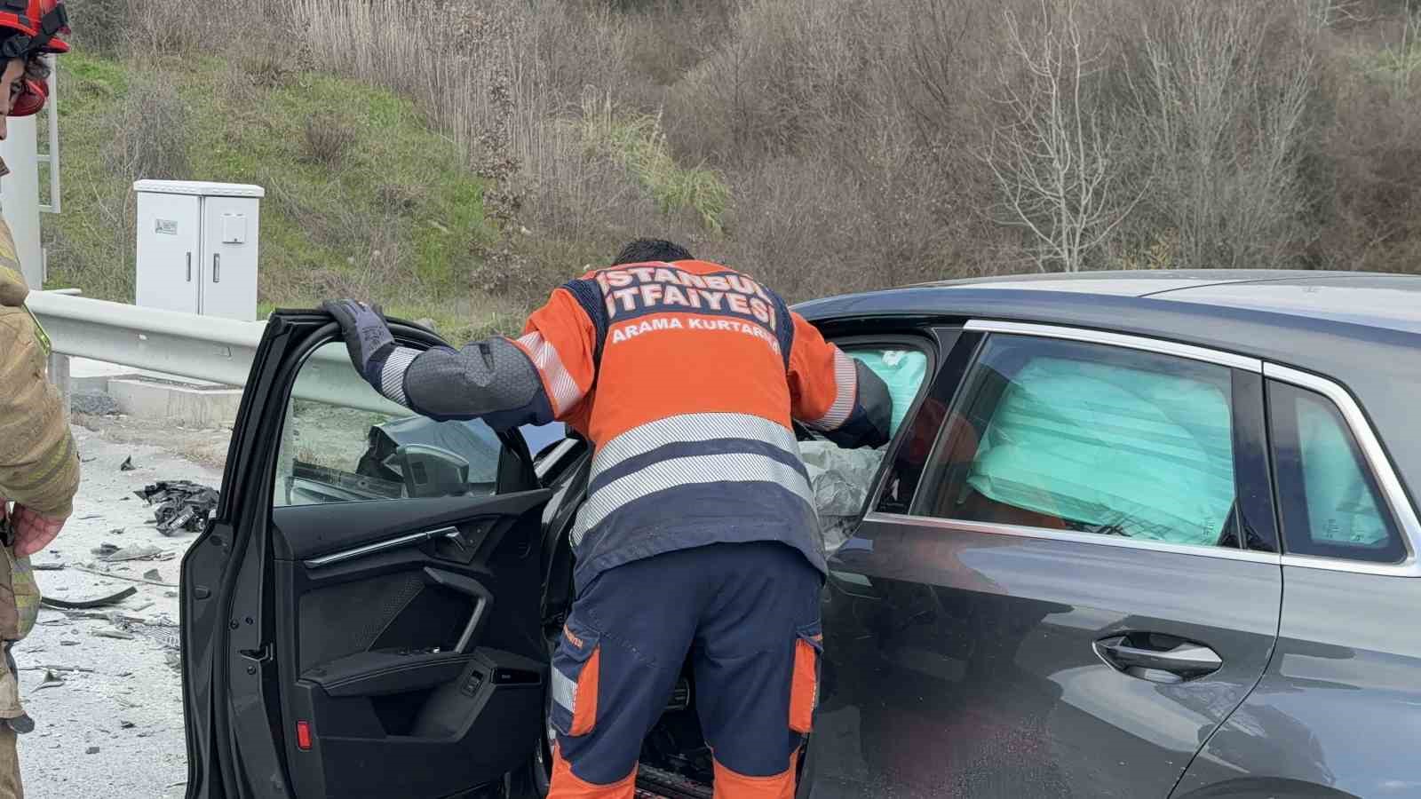 Eyüpsultan’da hafriyat kamyonuna çarpan otomobil hurdaya döndü: 1 yaralı
