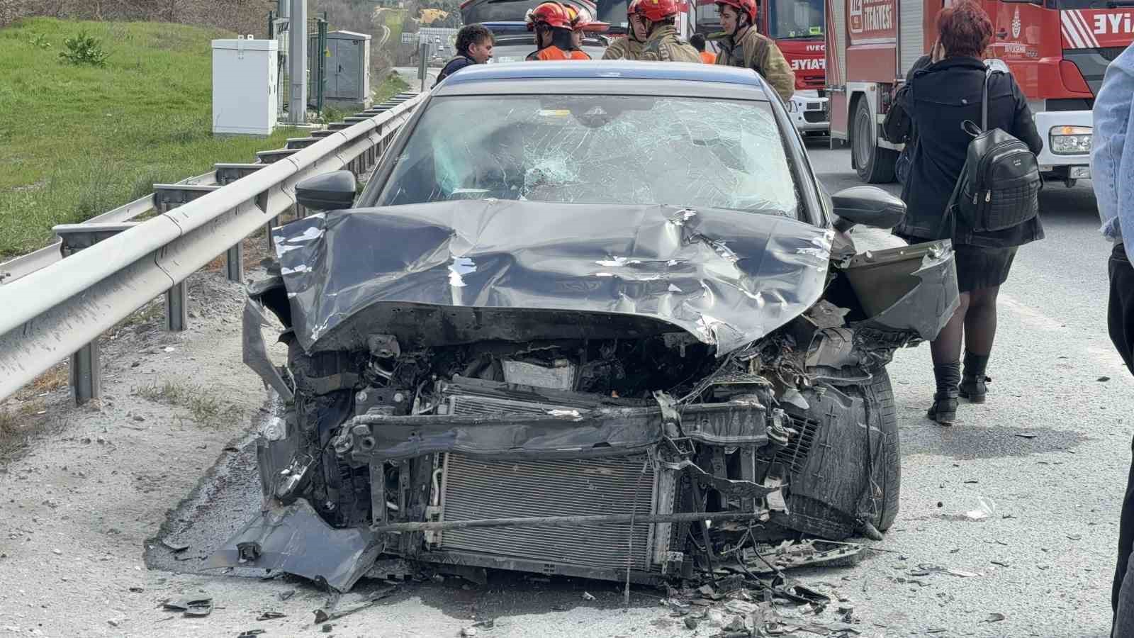 Eyüpsultan’da hafriyat kamyonuna çarpan otomobil hurdaya döndü: 1 yaralı
