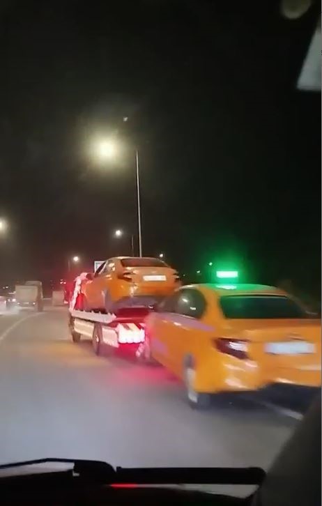 Eyüpsultan’da iki sürücünün inatlaşması zincirleme kaza ile bitti
Eyüpsultan’da iki sürücünün inatlaşması zincirleme kaza ile bitti