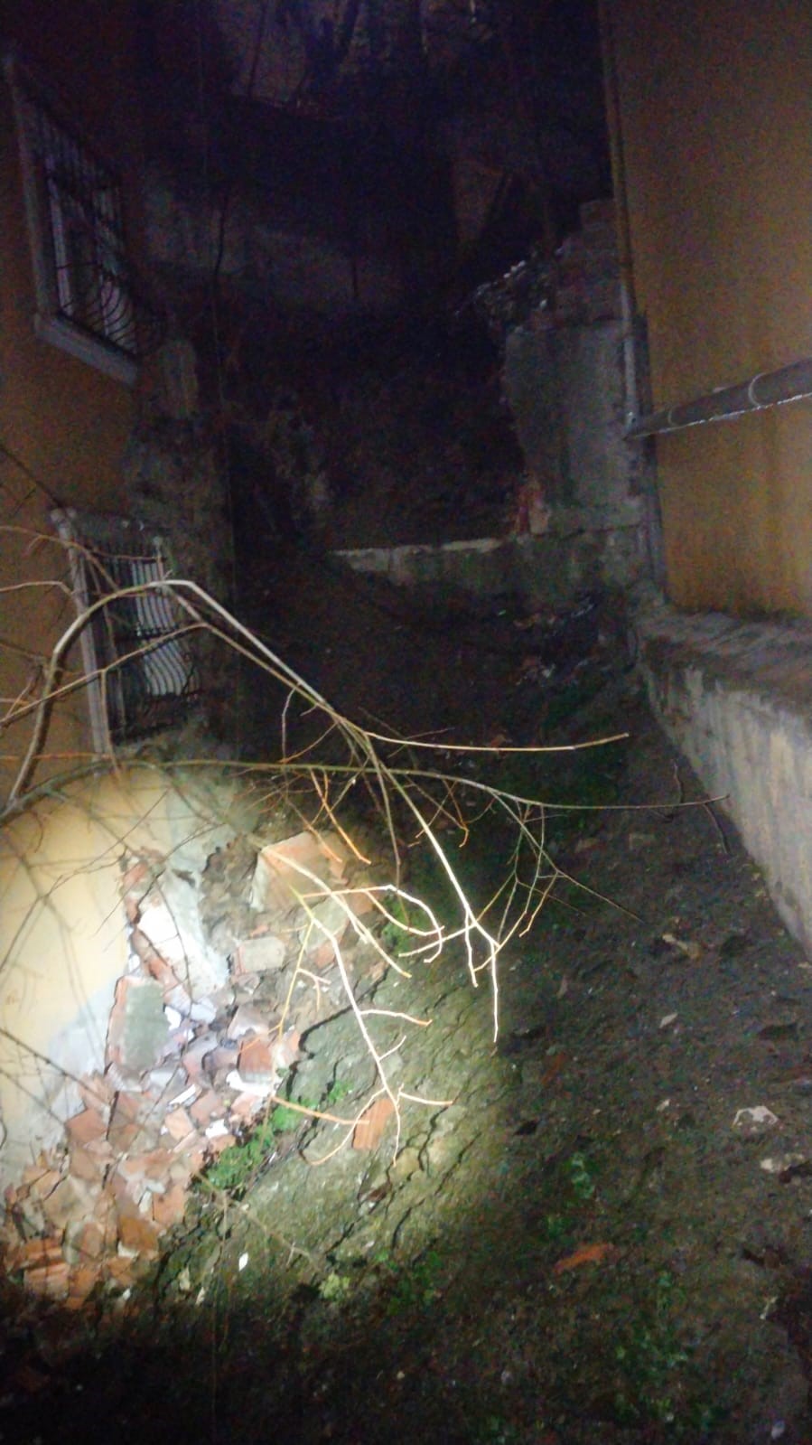 Eyüpsultan’da istinat duvarı çöktü: Bir dairede hasar oluştu
