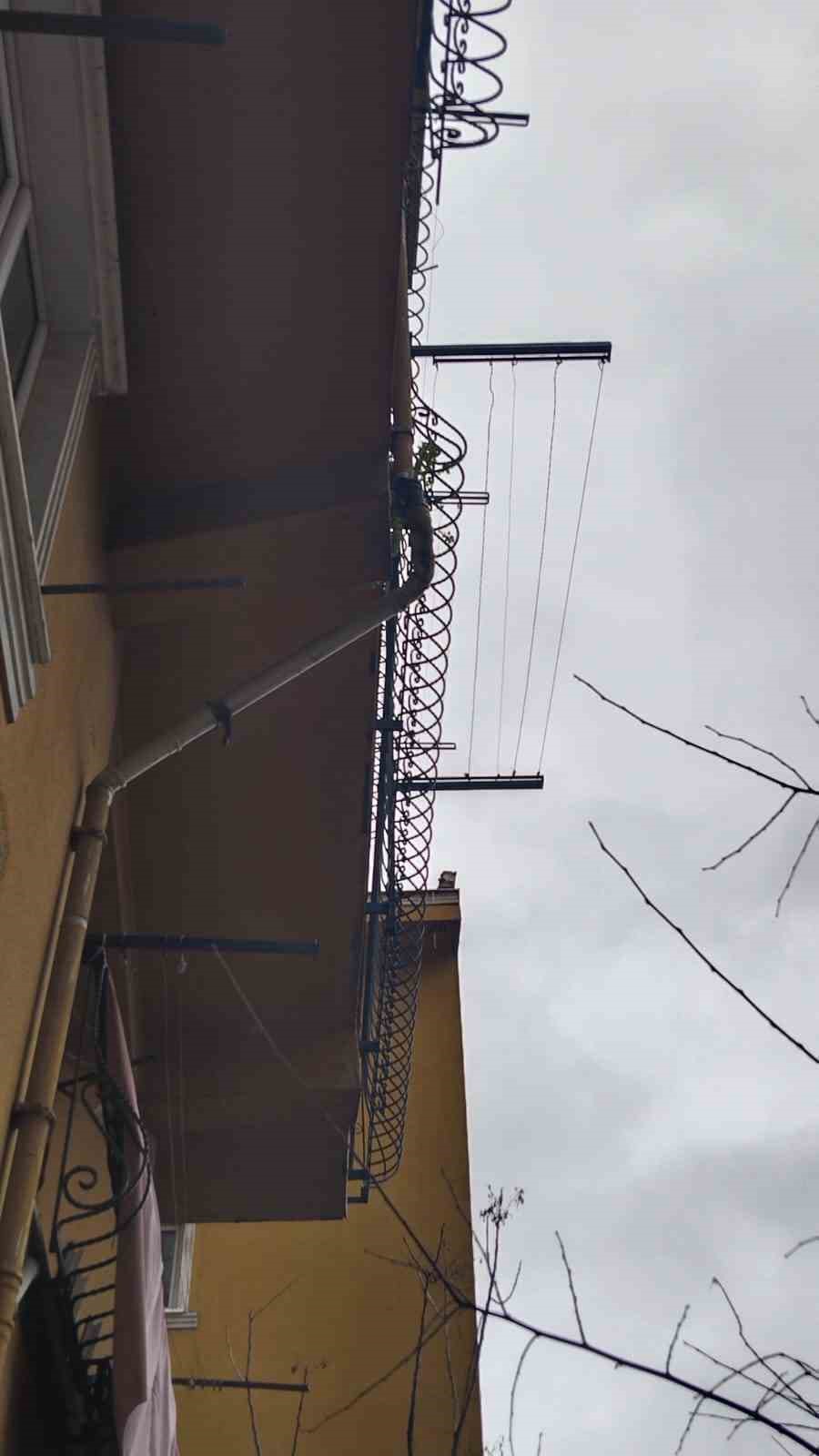 Eyüpsultan’da istinat duvarı çöktü: Bir dairede hasar oluştu
