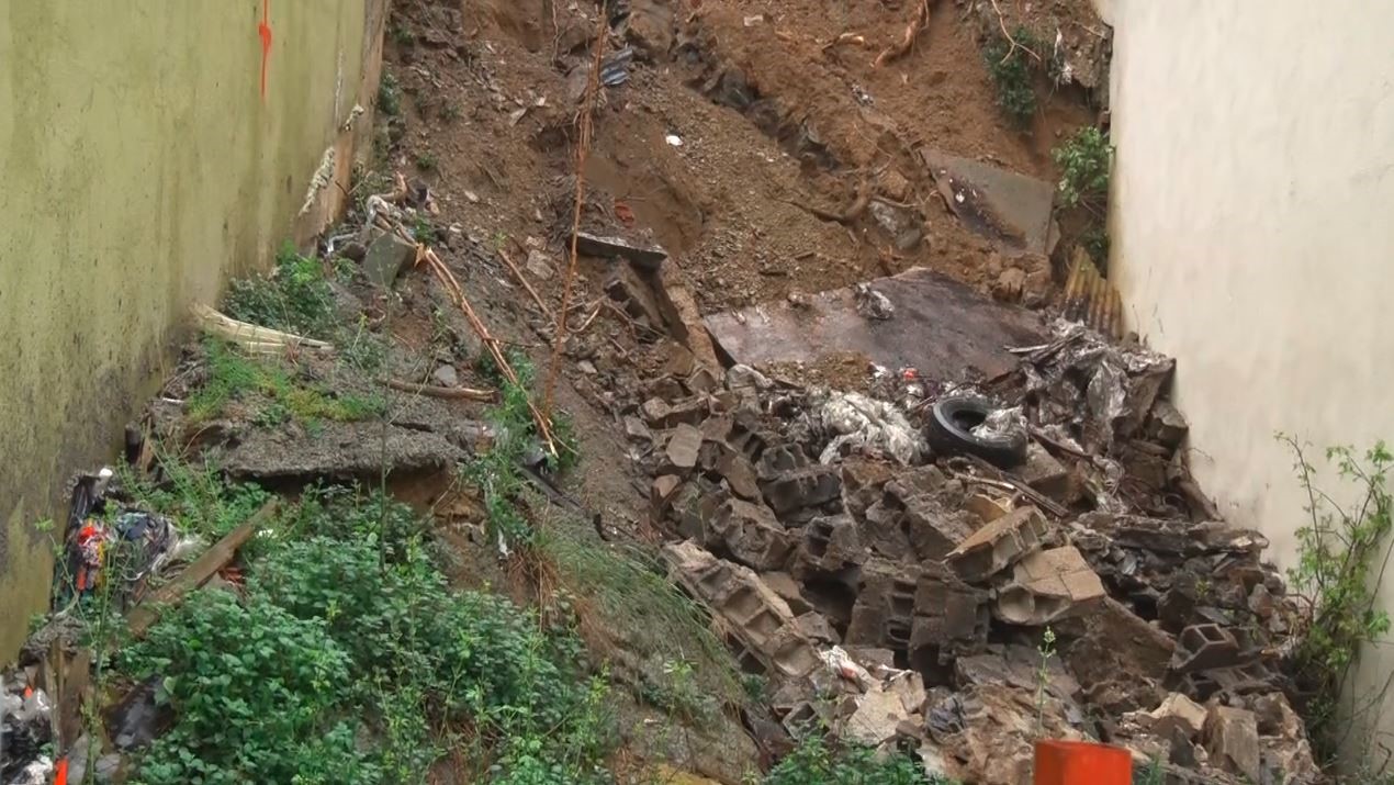 Eyüpsultan’da istinat duvarı çöktü
