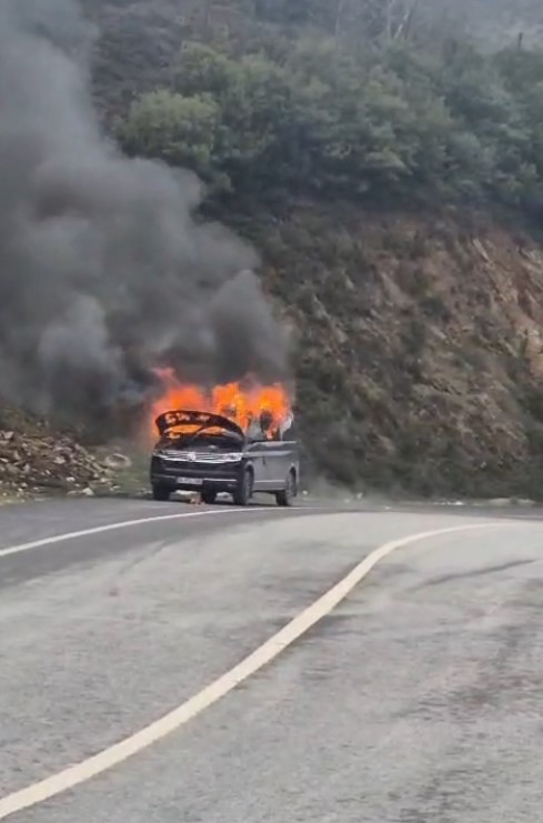 Eyüpsultan’da seyir halindeki araç alevlere teslim oldu
