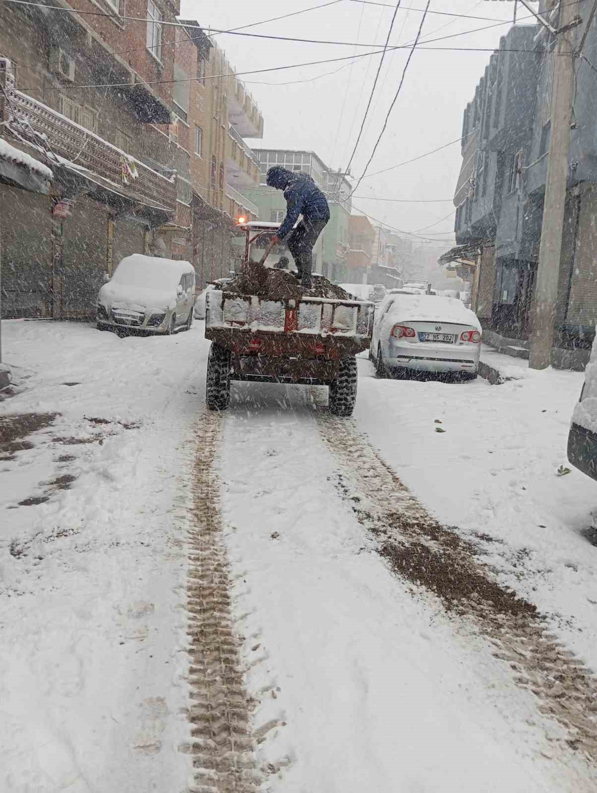 Eyyübiye Belediyesi ekiplerinin karla mücadelesi sürüyor
