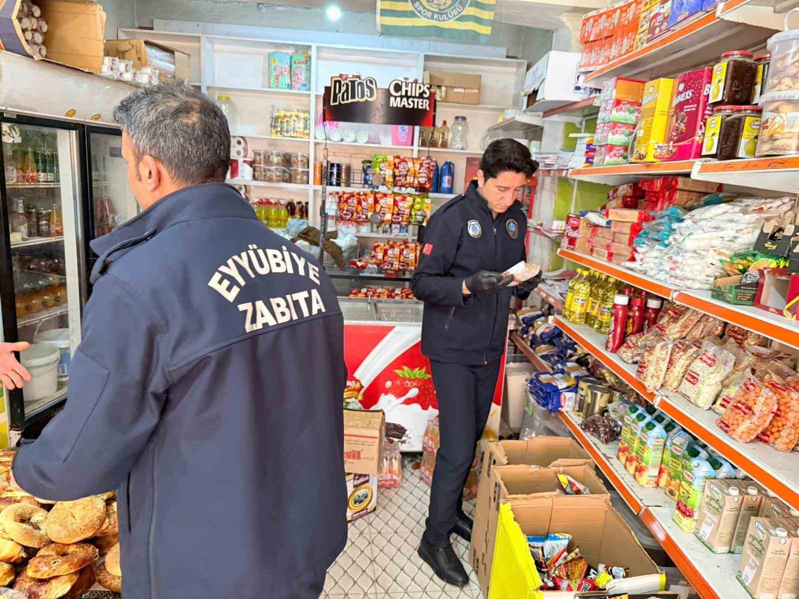 Eyyübiye zabıtası denetimlerini sürdürüyor
Eyyübiye zabıtası denetimlerini sürdürüyor