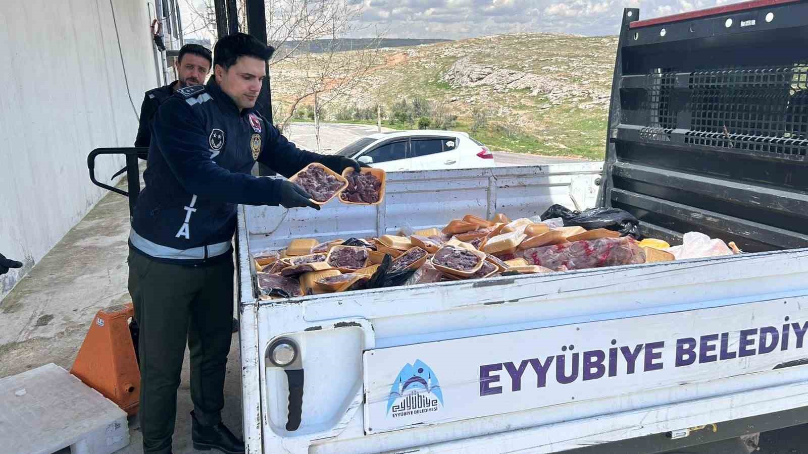 Eyyübiye zabıtası denetimlerini sürdürüyor
Eyyübiye zabıtası denetimlerini sürdürüyor