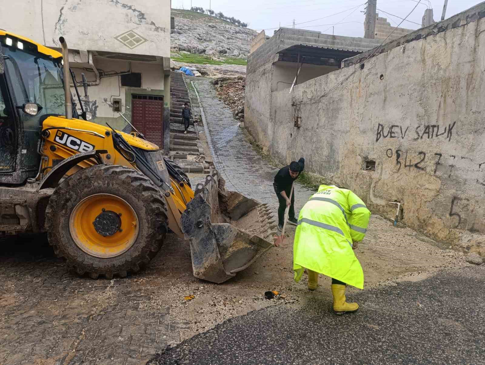 Eyyübiye’de sel sonrası temizlik çalışmaları sürüyor
