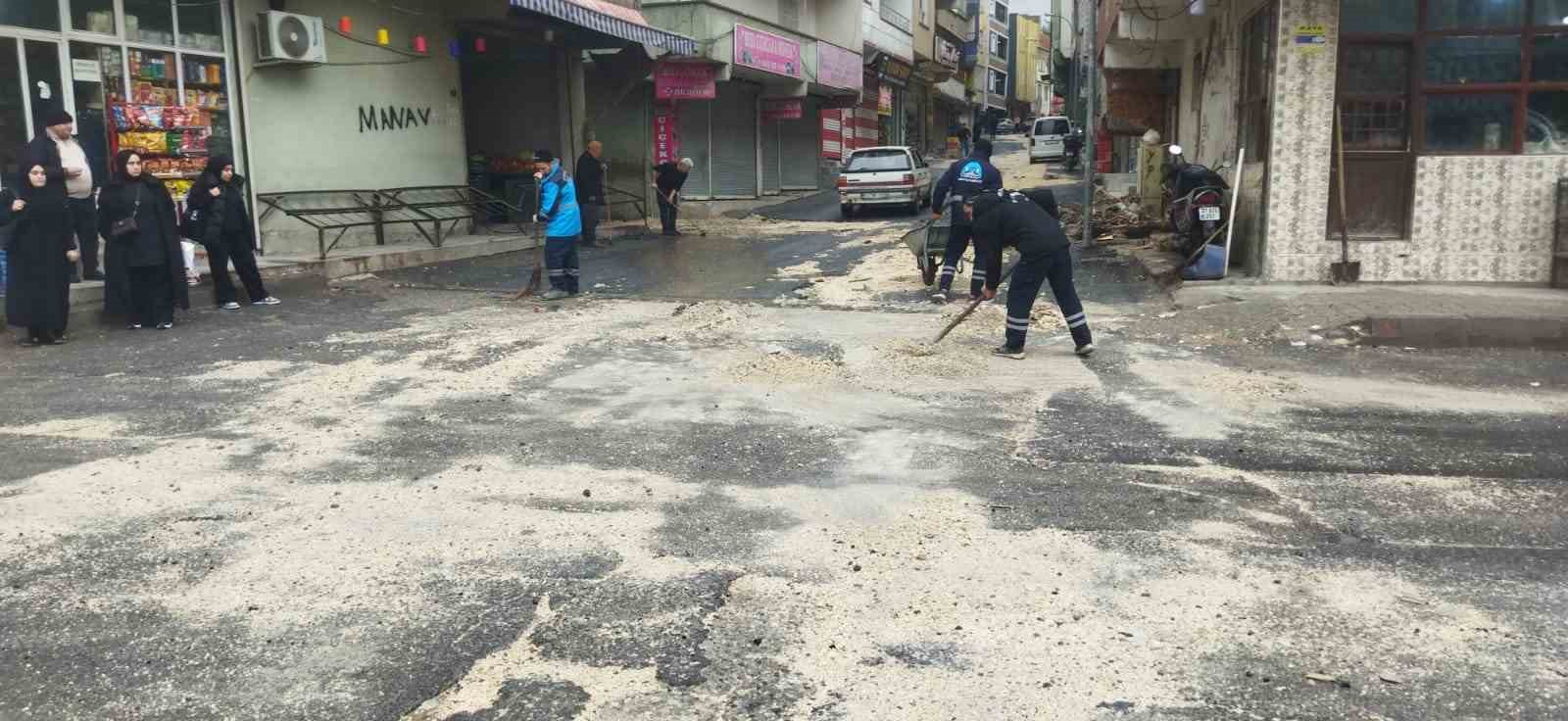 Eyyübiye’de sel sonrası temizlik çalışmaları sürüyor
