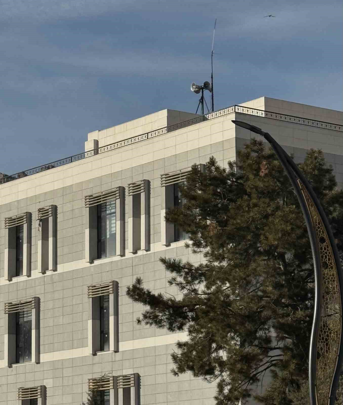 Ezan sesi mahalleliye ulaşmayınca belediye binasına hoparlör konuldu
