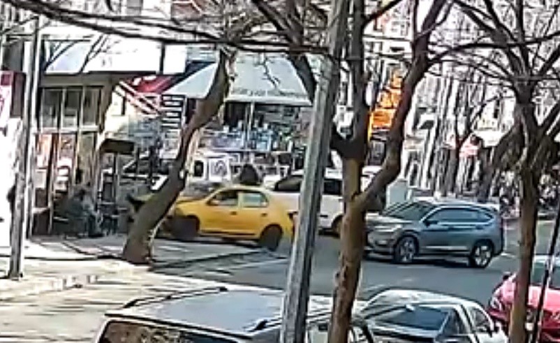 Ezilmekten son anda kurtulan yaşlı kadın kameraya yansıdı
