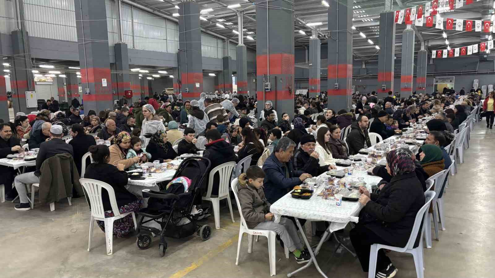 Ezine’de 10 bin kişi iftar sofrasında buluştu
