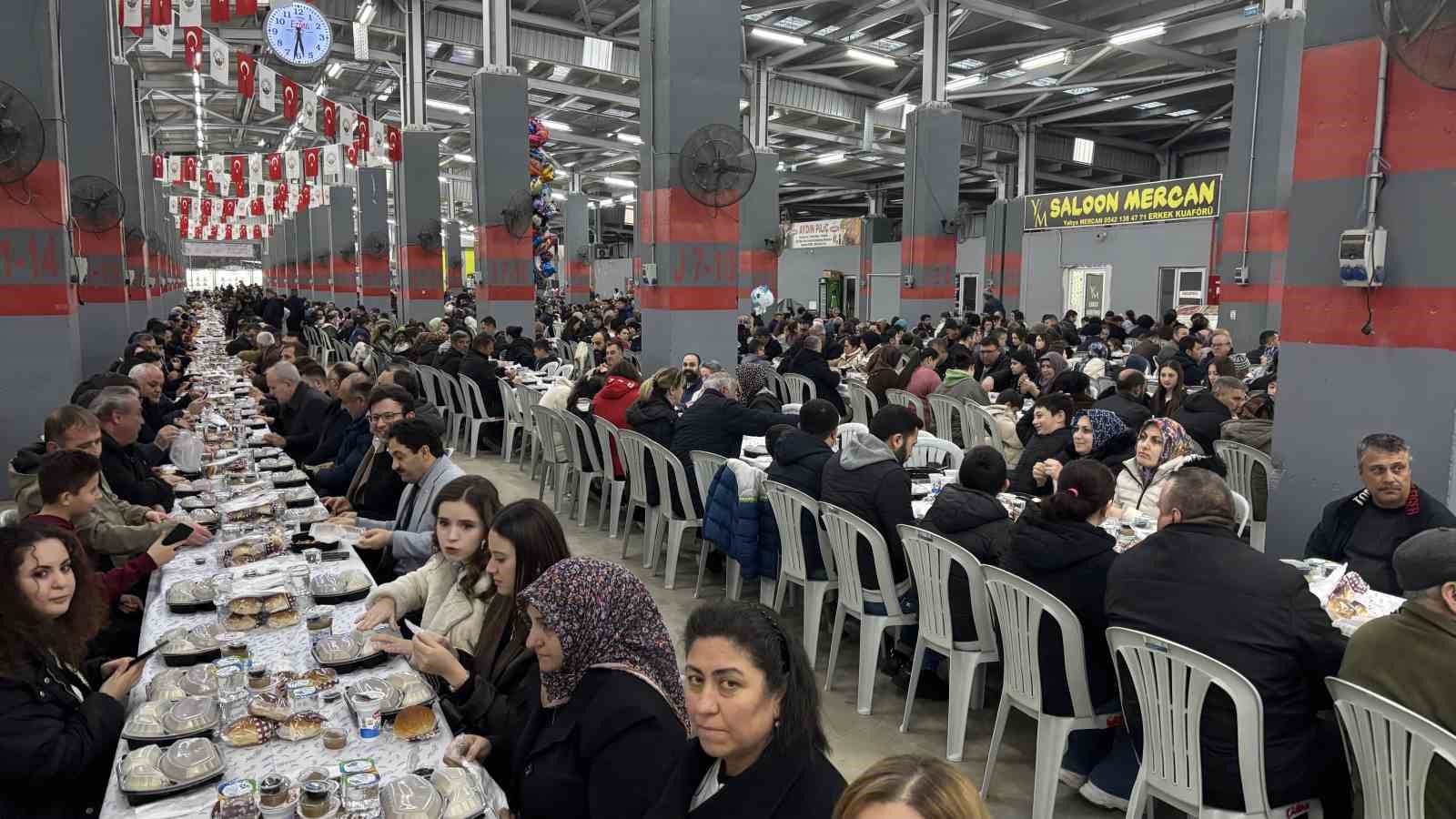 Ezine’de 10 bin kişi iftar sofrasında buluştu

