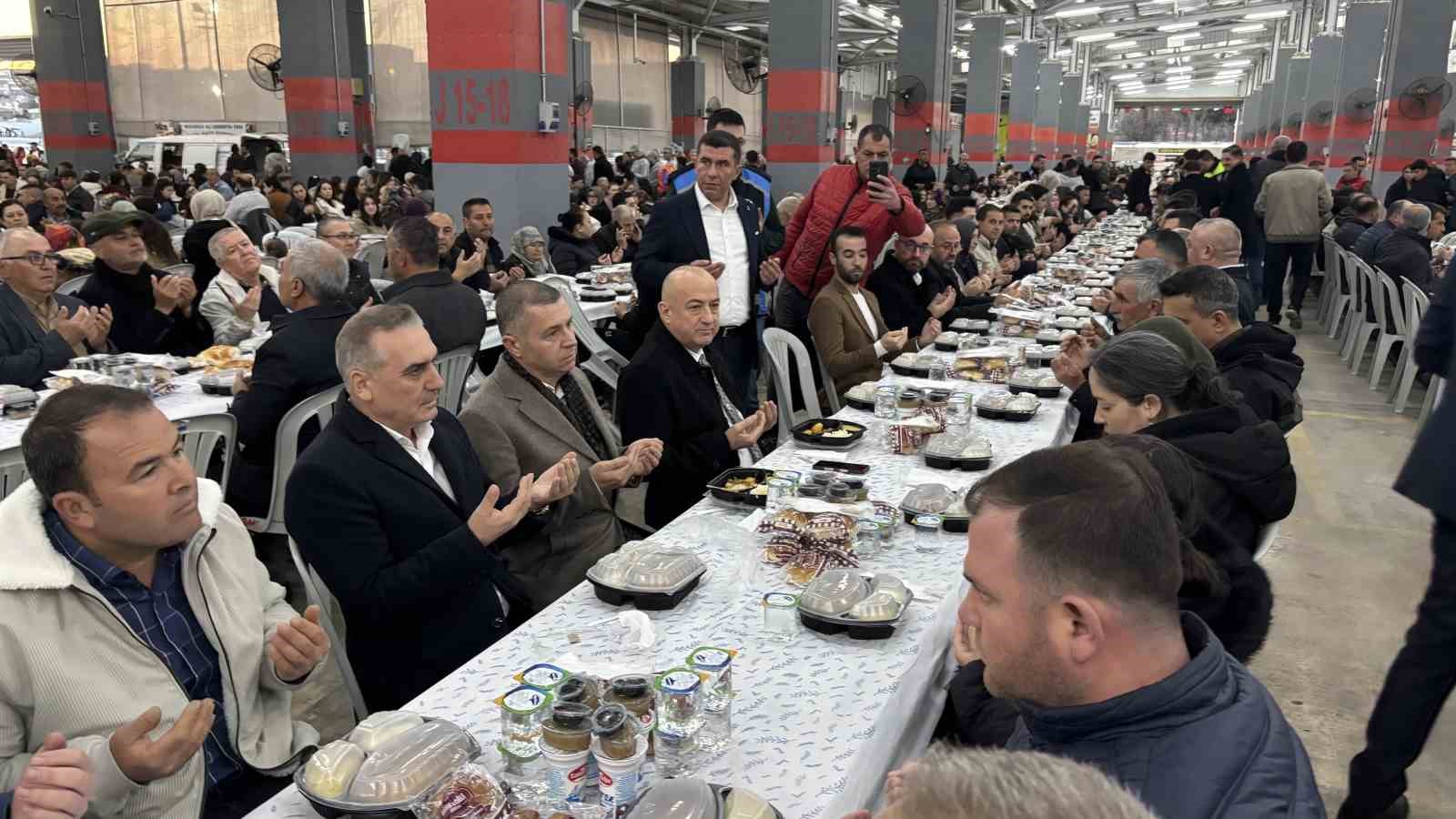 Ezine’de 10 bin kişi iftar sofrasında buluştu
