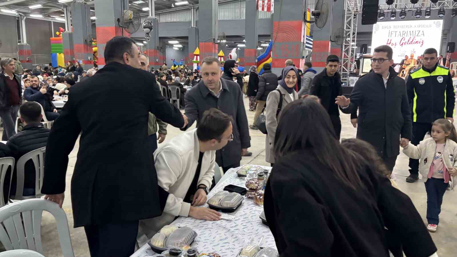 Ezine’de 10 bin kişi iftar sofrasında buluştu
