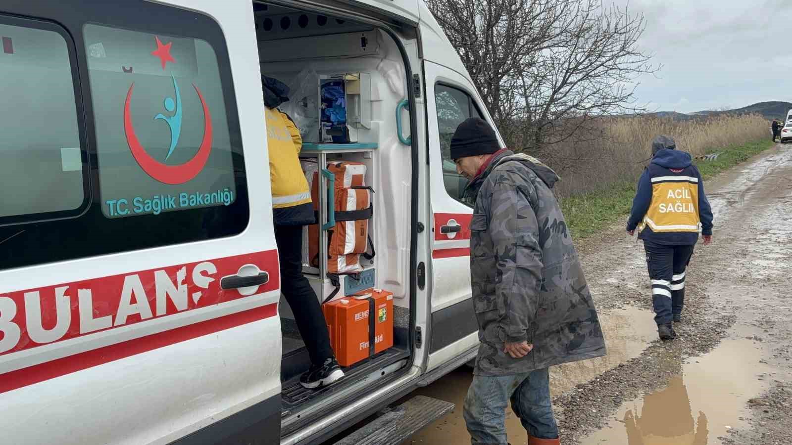 Ezine’de Menderes Çayı taştı, kışlada hayvanlarıyla mahsur kalan adam kurtarıldı
