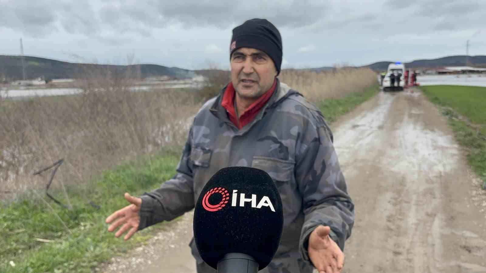 Ezine’de Menderes Çayı taştı, kışlada hayvanlarıyla mahsur kalan adam kurtarıldı
