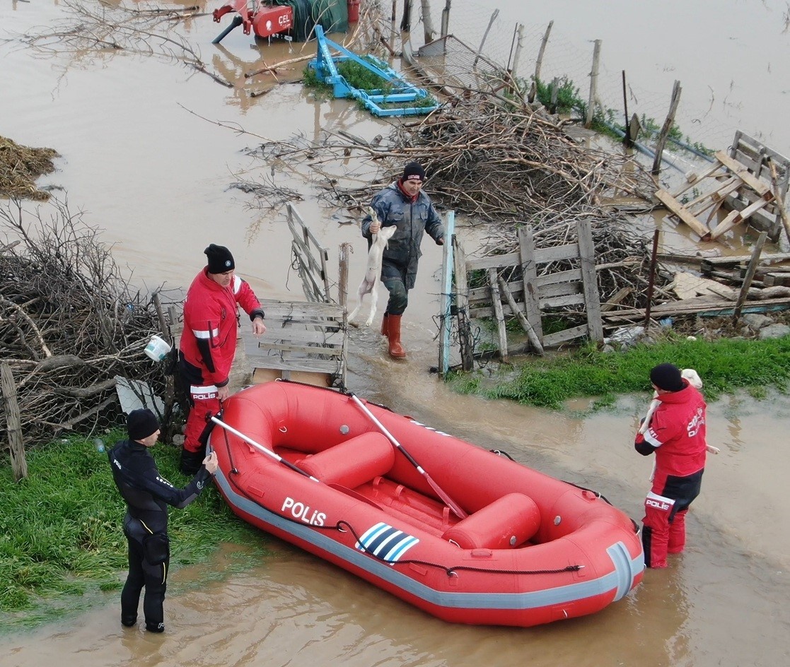 Ezine’de Menderes Çayı taştı, kışlada hayvanlarıyla mahsur kalan adam kurtarıldı
