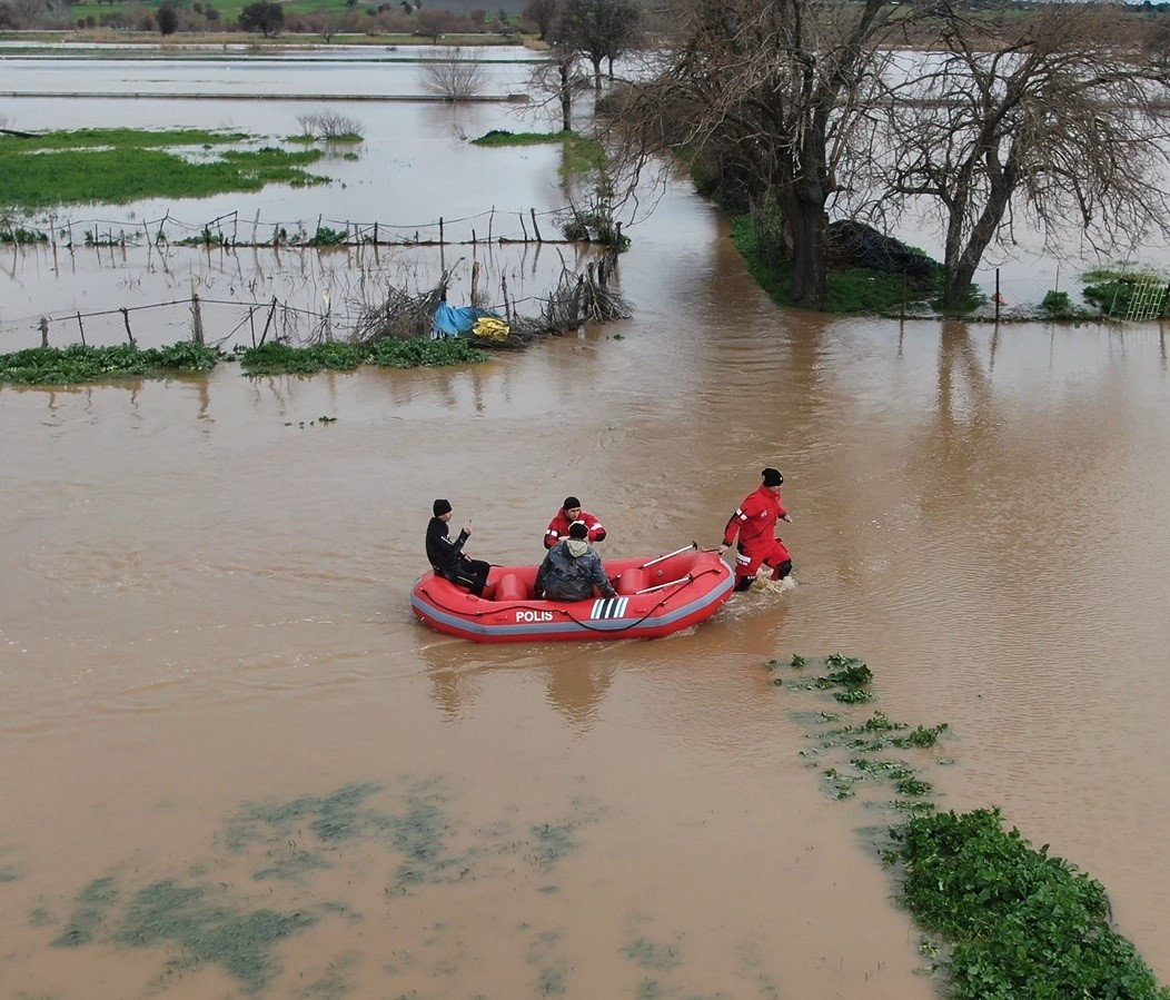 Ezine’de Menderes Çayı taştı, kışlada hayvanlarıyla mahsur kalan adam kurtarıldı

