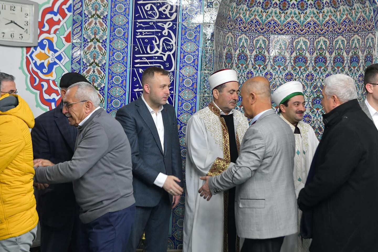 Ezine’de namaz sonrası bayramlaşma
