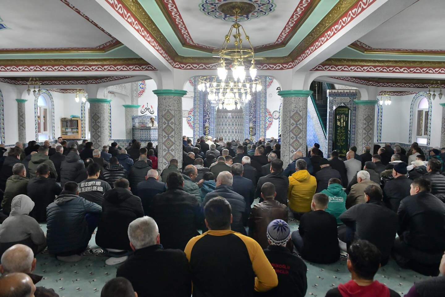 Ezine’de namaz sonrası bayramlaşma
