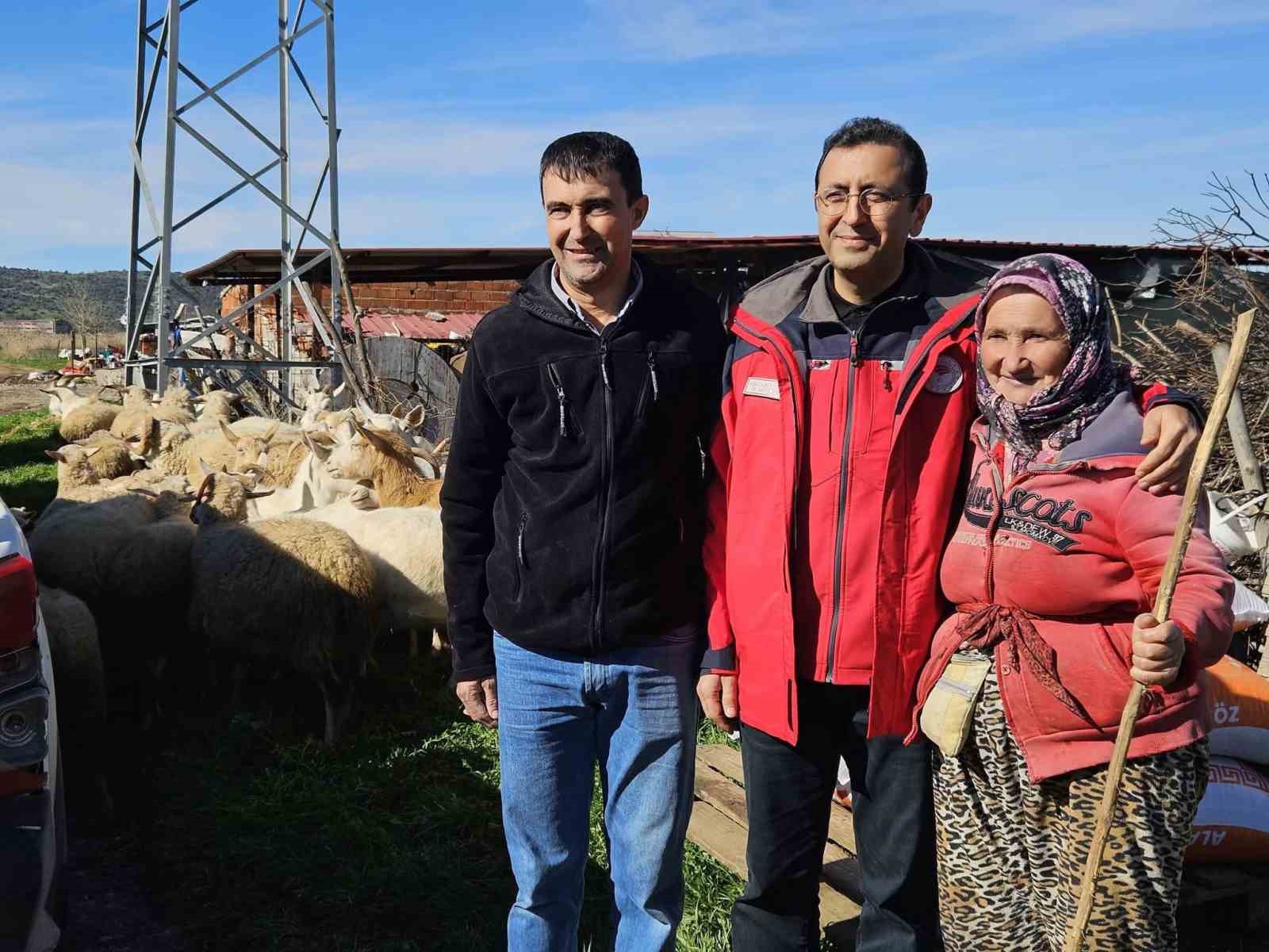 Ezine’de taşkından etkilenen yetiştiricilere yem desteği
