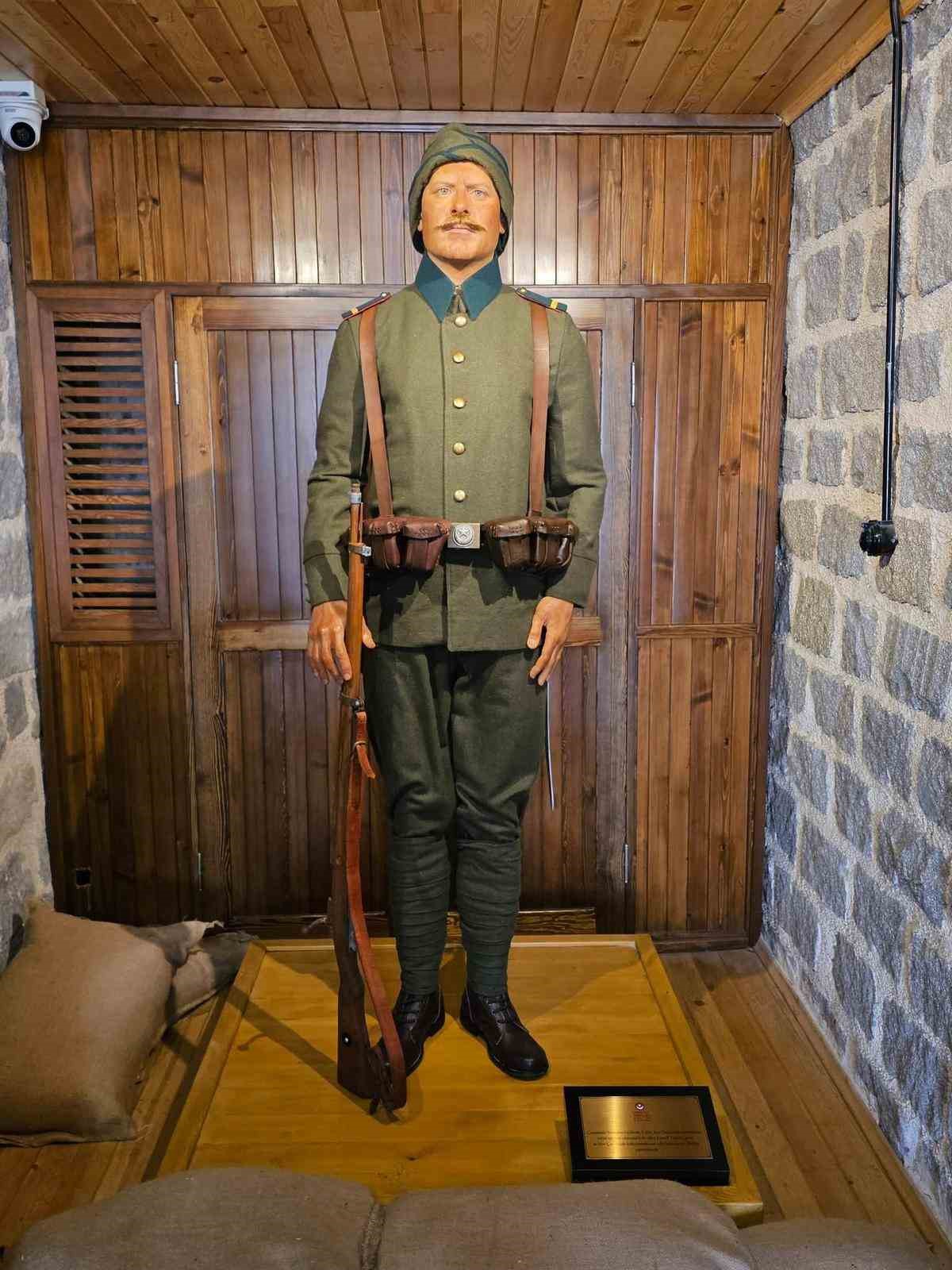 Ezineli Yahya Çavuş’un hiperrealist heykeli müzede sergilenmeye başlandı
