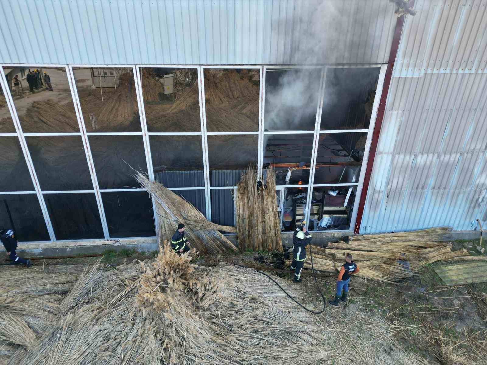 Fabrika yangınında duman ve alevler metrelerce yükseğe çıktı
