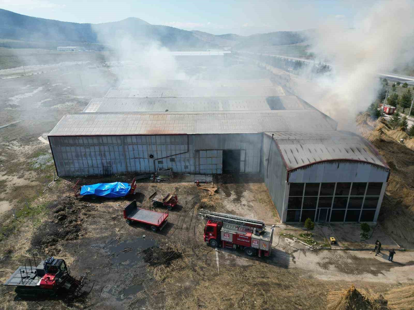 Fabrika yangınında duman ve alevler metrelerce yükseğe çıktı
