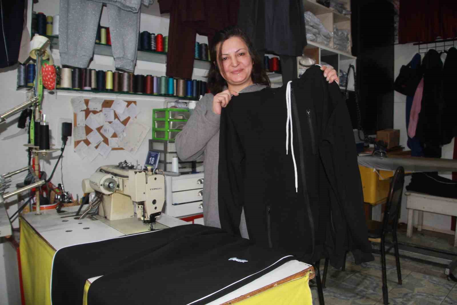 Fabrikaların atık kumaşlarını satın alıp, 20 dakikada kıyafet üretiyor
