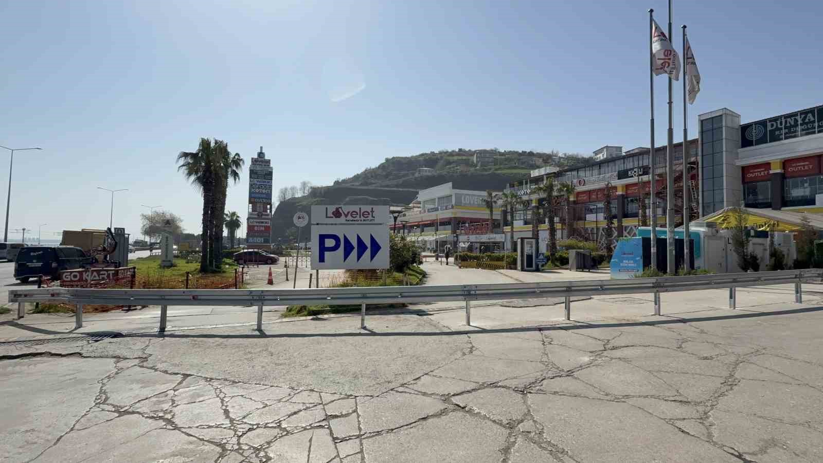 Facianın yaşandığı Lovelet AVM’de araç giriş-çıkışları bariyerlerle kapatıldı
Facianın yaşandığı Lovelet AVM’de araç giriş-çıkışları bariyerlerle kapatıldı