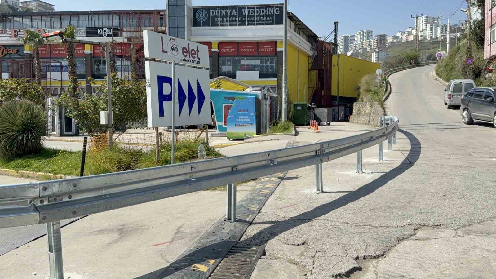 Facianın yaşandığı Lovelet AVM’de araç giriş-çıkışları bariyerlerle kapatıldı
Facianın yaşandığı Lovelet AVM’de araç giriş-çıkışları bariyerlerle kapatıldı