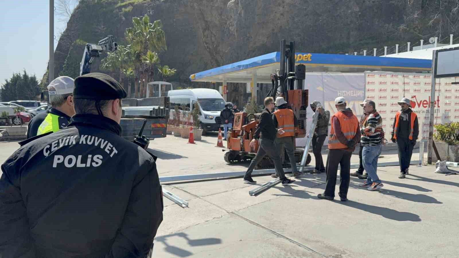 Facianın yaşandığı Lovelet AVM’de araç giriş-çıkışları bariyerlerle kapatıldı
Facianın yaşandığı Lovelet AVM’de araç giriş-çıkışları bariyerlerle kapatıldı