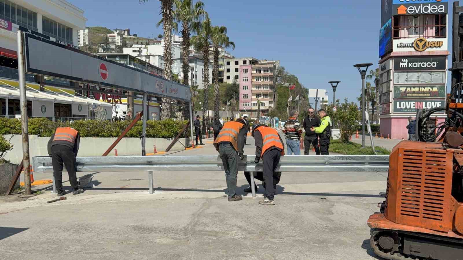 Facianın yaşandığı Lovelet AVM’de araç giriş-çıkışları bariyerlerle kapatıldı
Facianın yaşandığı Lovelet AVM’de araç giriş-çıkışları bariyerlerle kapatıldı