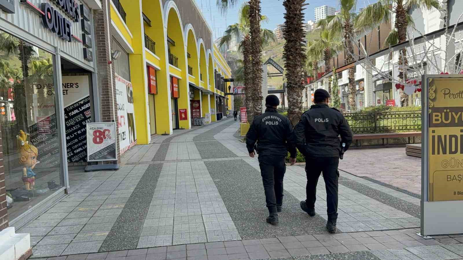 Facianın yaşandığı Lovelet AVM’de araç giriş-çıkışları bariyerlerle kapatıldı
Facianın yaşandığı Lovelet AVM’de araç giriş-çıkışları bariyerlerle kapatıldı