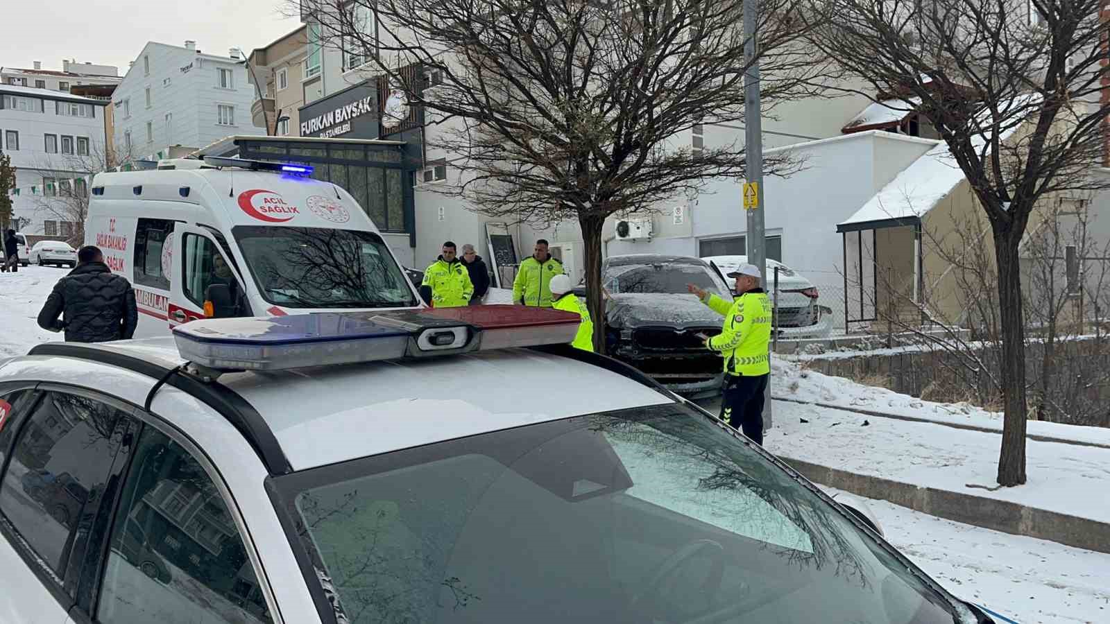 Faciayı ağaç önledi: O anlar güvenlik kameraları yansıdı
