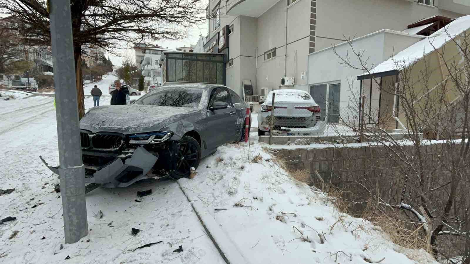 Faciayı ağaç önledi: O anlar güvenlik kameraları yansıdı
