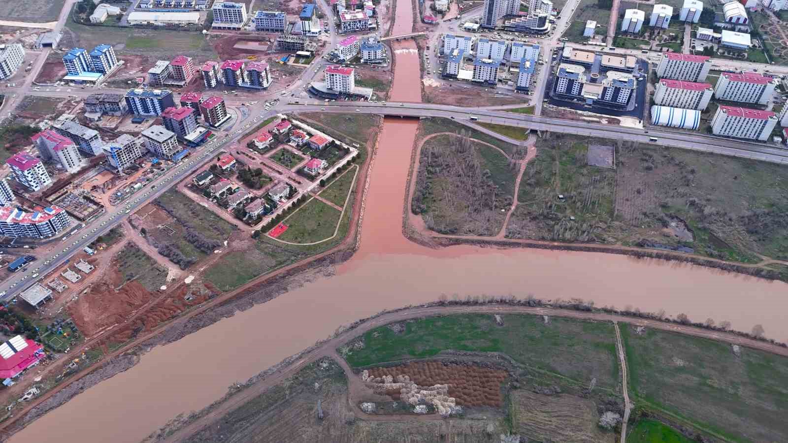 Fadlum Çayı Kızılırmak’a rengini verdi
