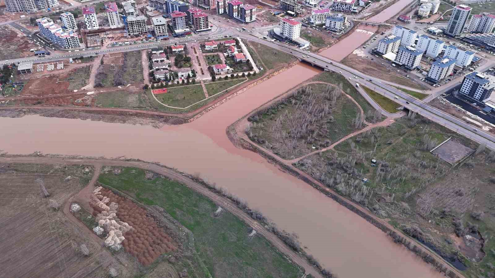 Fadlum Çayı Kızılırmak’a rengini verdi
