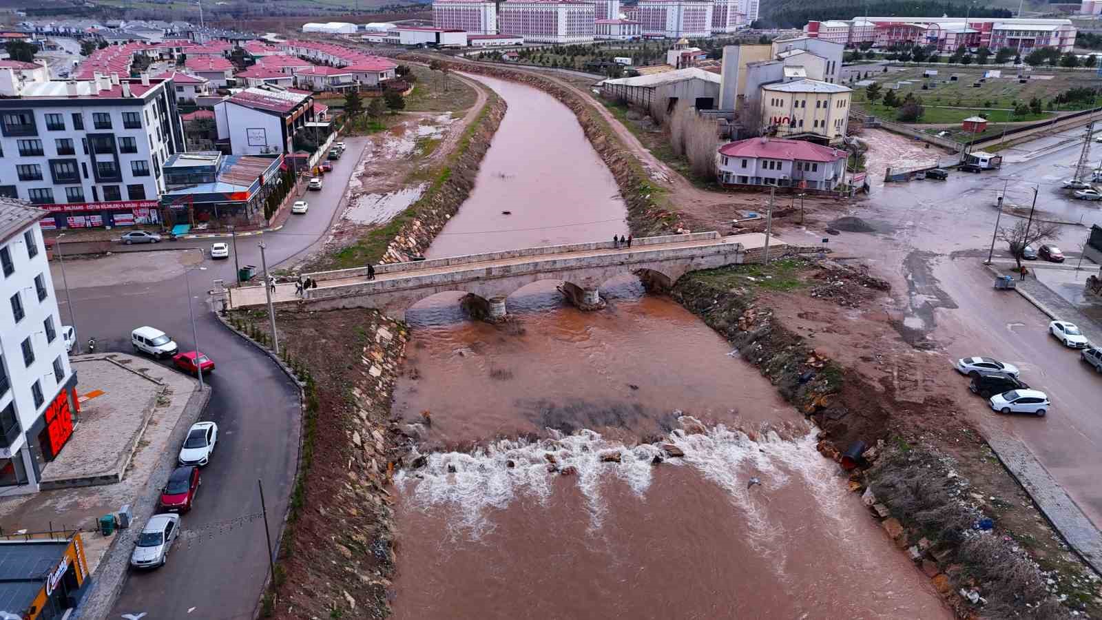 Fadlum Çayı Kızılırmak’a rengini verdi
